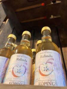 Relinda är en syrlig äppelmust med lätt vinös karaktär